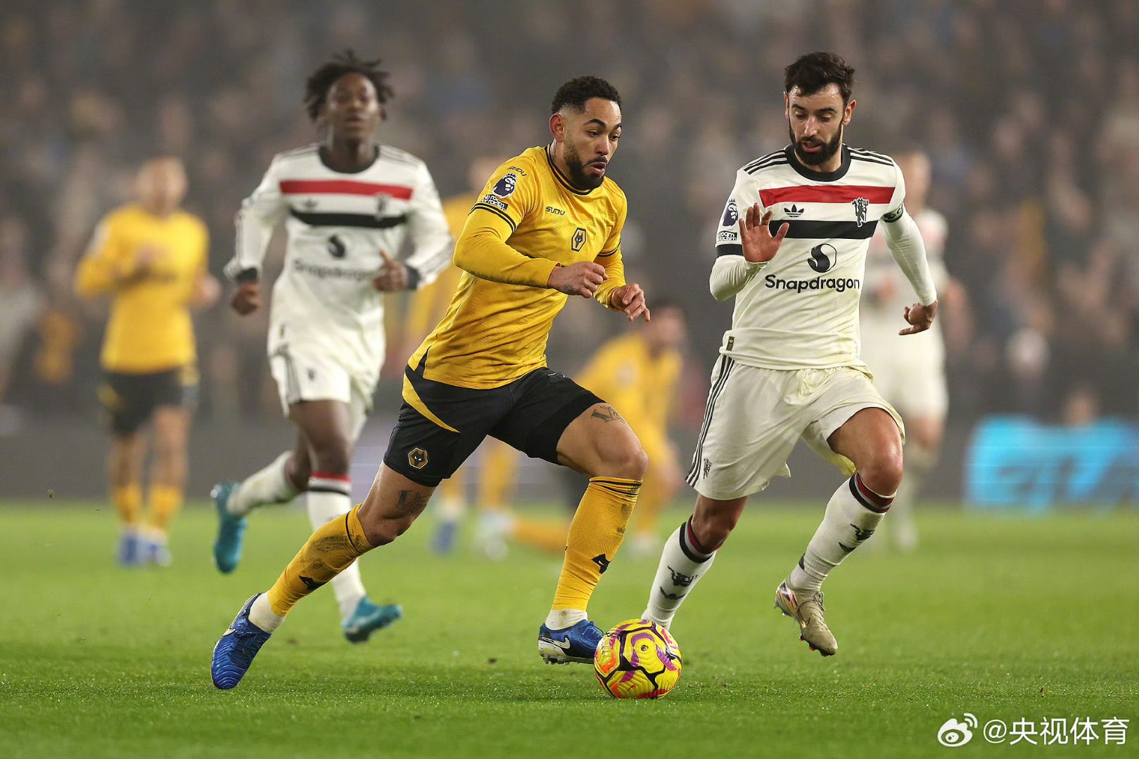 开云体育app-关于曼联训练开放日；冲刺阶段远射贴柱引欢呼；德国杯在即；更衣室氛围转暖的信息