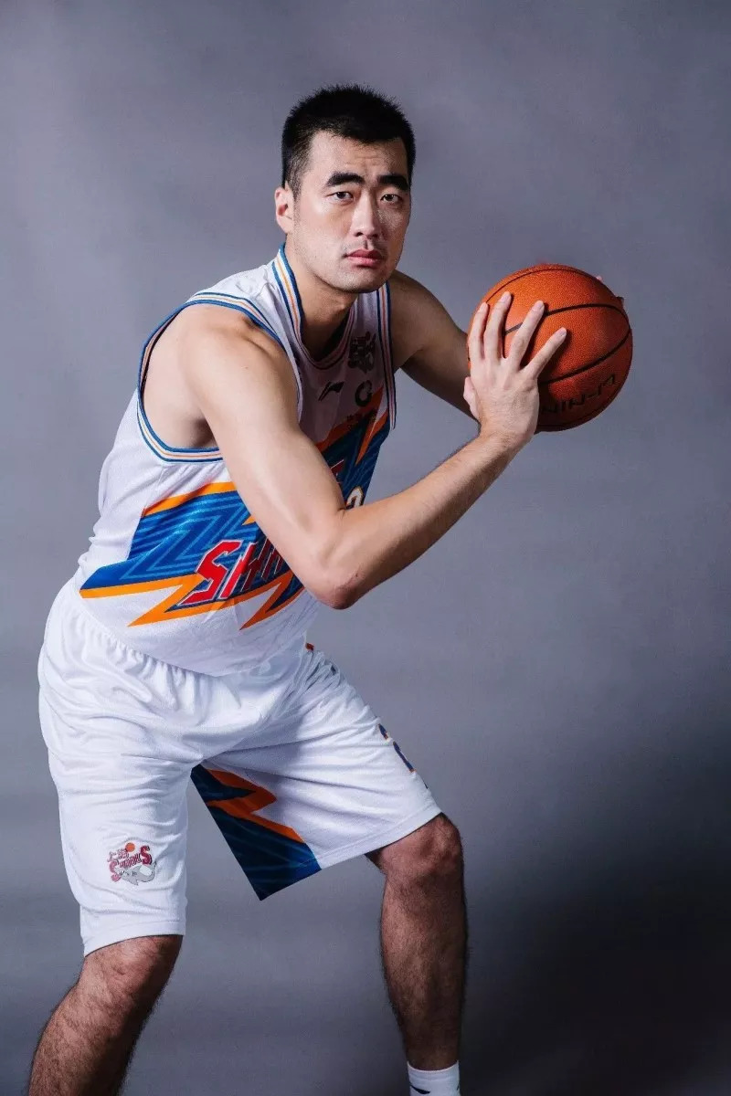 开云体育app-巴塞罗那训练开放日，转会期强势反弹引欢呼，CBA常规赛在即，医务组通报恢复的简单介绍